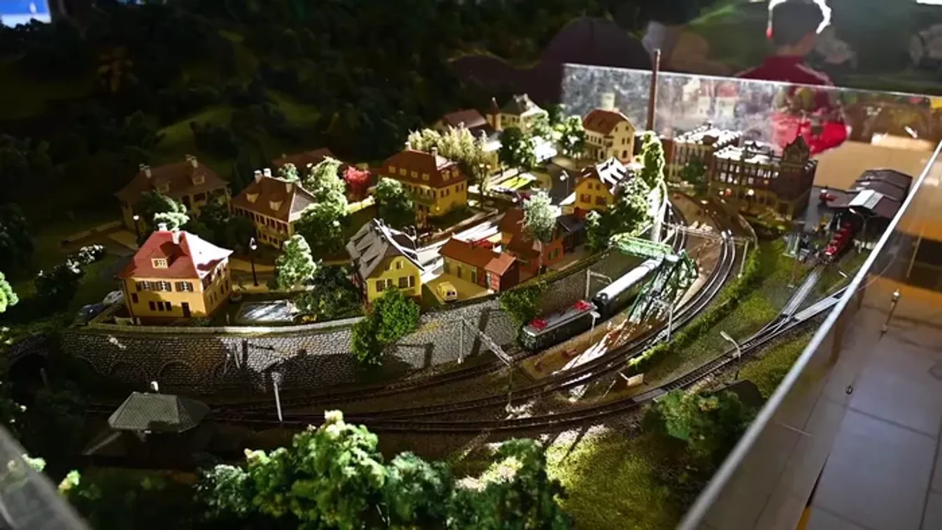Nem csak játék: három évtizede épül a pécsi vasútmodell-birodalom