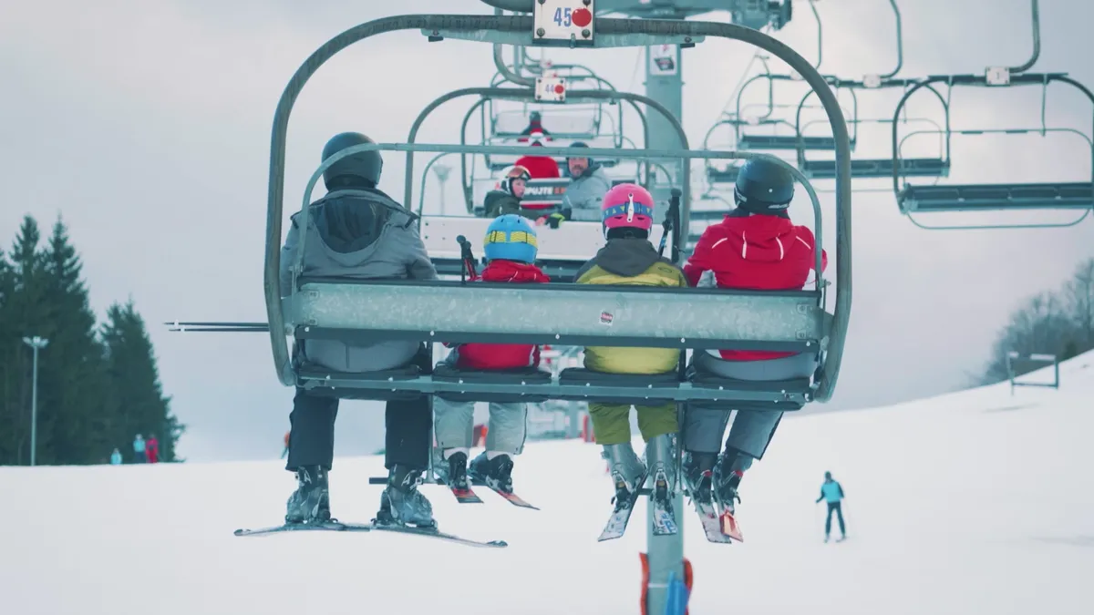 Őseink már a kőkorszakban síeltek? Rejtélyes barlangrajzok mesélnek a sport eredetéről