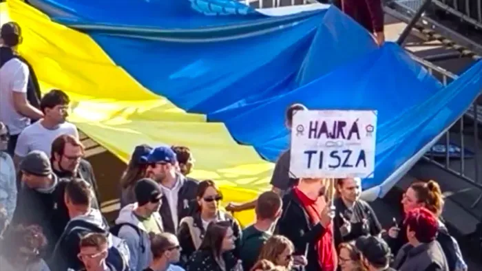 Ukrán zászlókkal vonultak Magyar Péter menetén