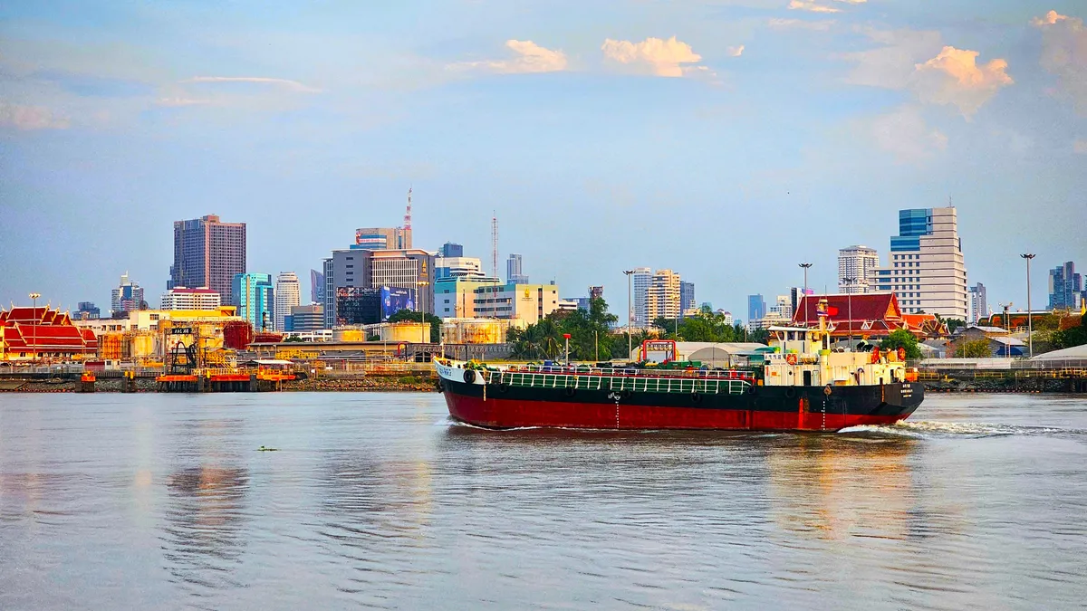 Az amerikai elnök hét ország segítségét kéri a Hormuzi-szoros megnyitásához