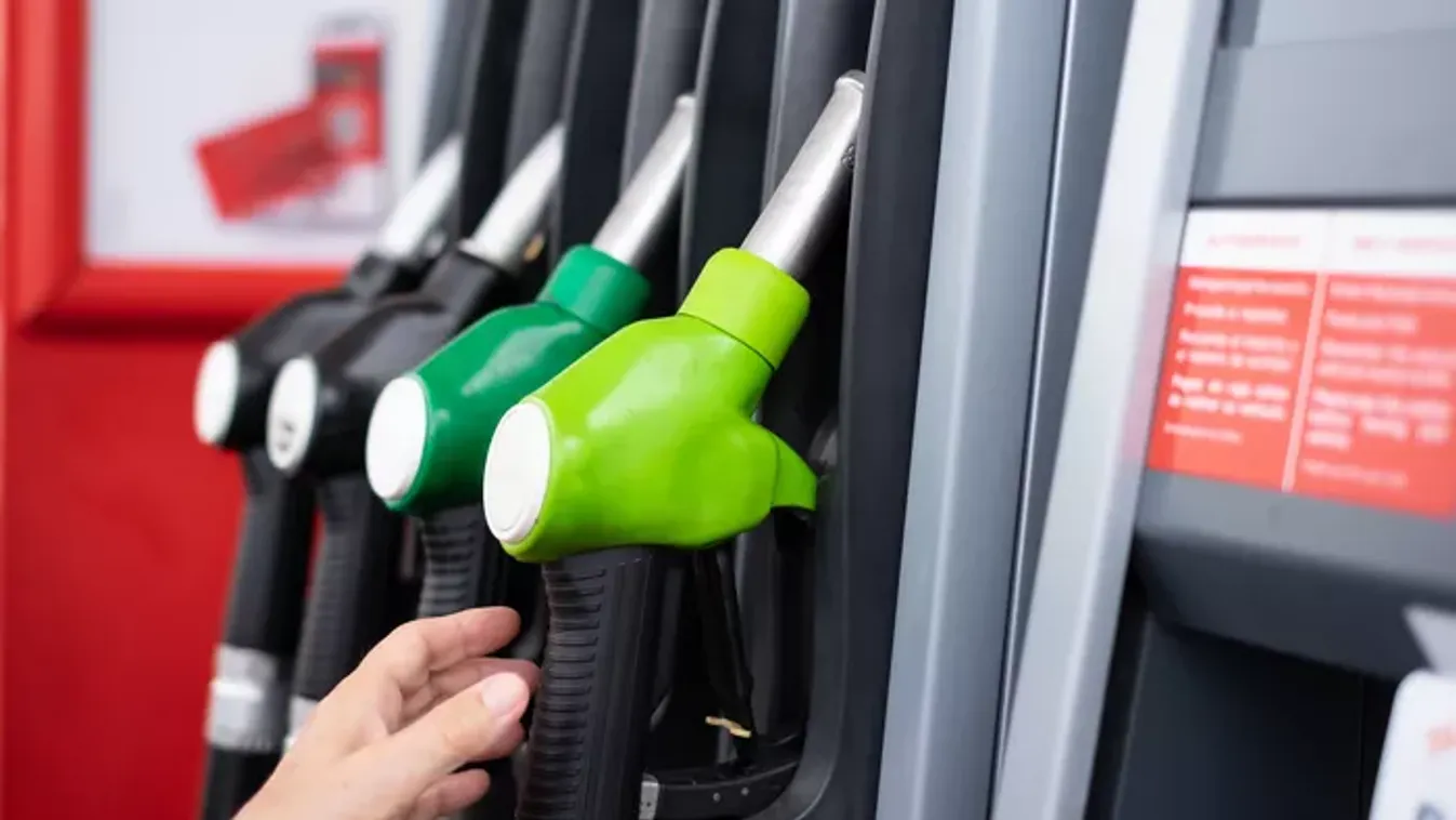 Egy liter benzin 595, a gázolaj pedig 615 forint a magyar autósoknak