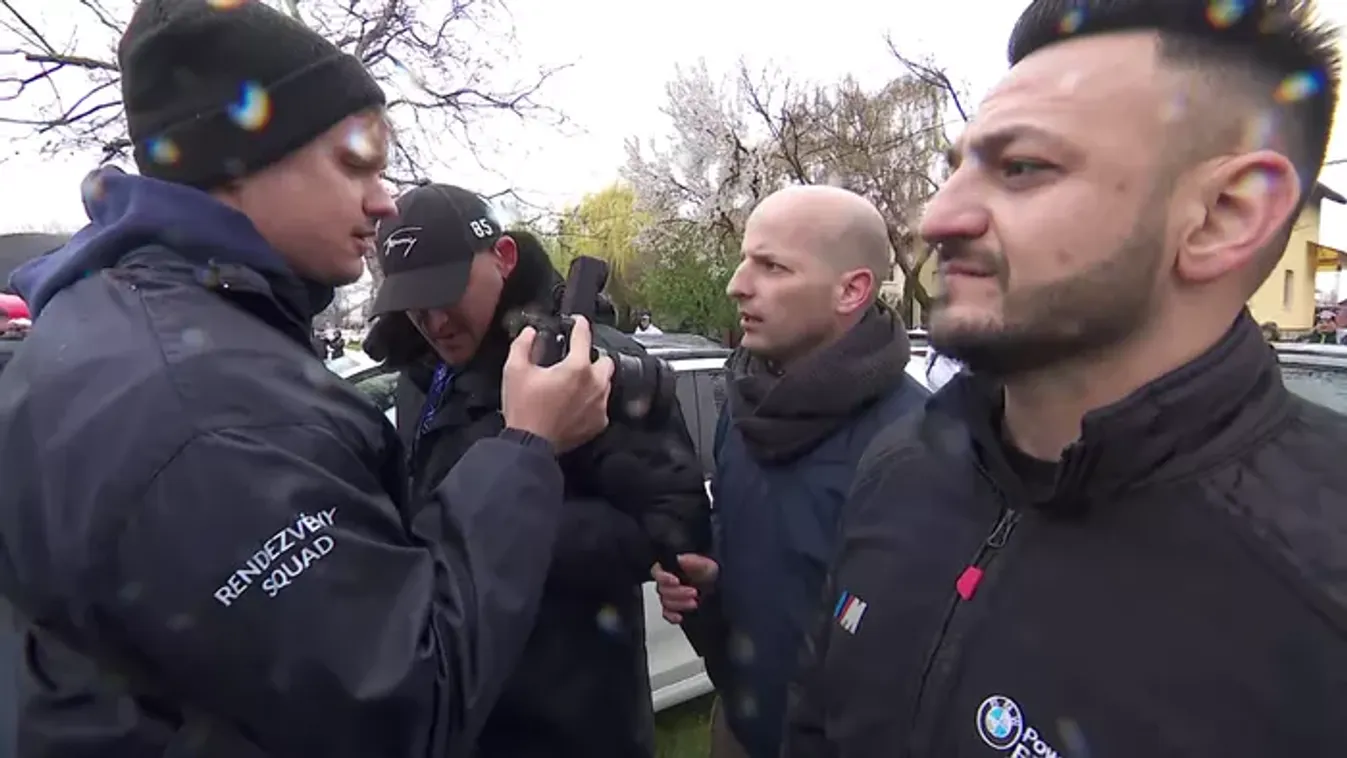 Agresszió Vecsésen – így lökdösték a HírTV stábját a tiszások
