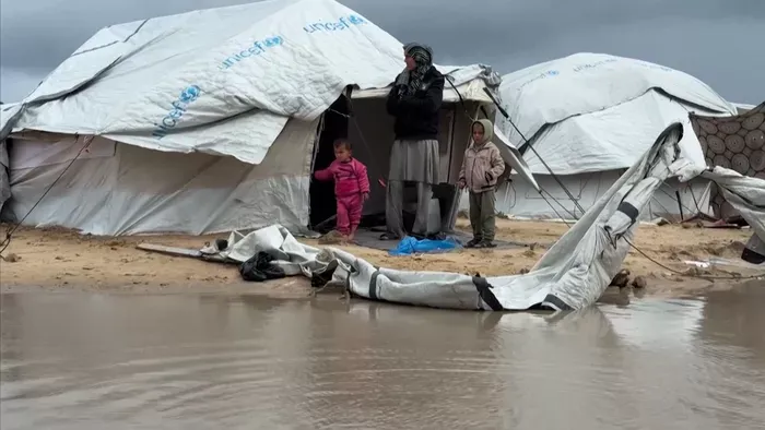 Összeomló menedékek és térdig érő sár Gáza sátorvárosaiban