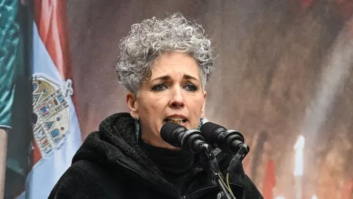 Amikor a roma közösség veri ki a gender-könyvet Bódis Krisztina kezéből