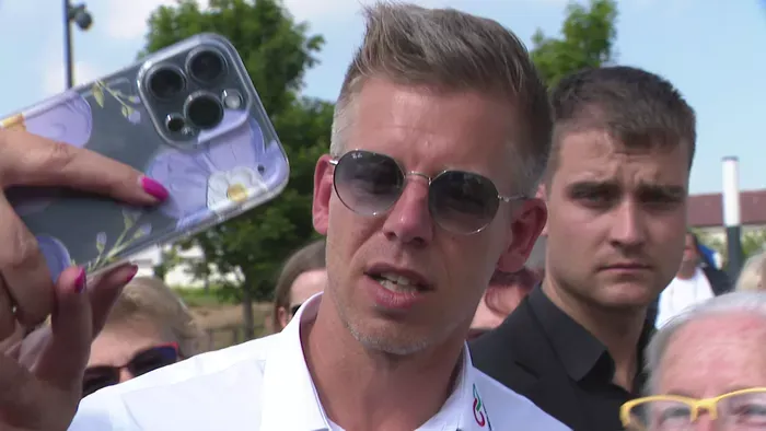 „Ki engedte el kinek a kezét?” – Vitályos Eszter nem mindennapi videóval küldte padlóra Magyar Pétert