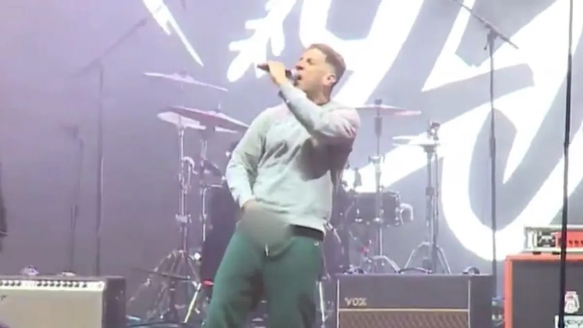 Elszabadultak az indulatok a Hősök nevű zenekar Facebook-oldalán, miután Eckü a nemi szervét mutogatta