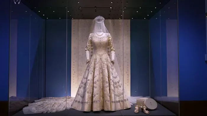 Ikonikus ruhák, királyi emlékek: különleges kiállítással tisztelegnek II. Erzsébet előtt