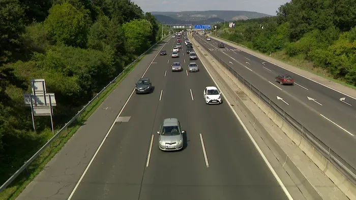140 km/óra az autópályán: Haladás vagy halálos kockázat?
