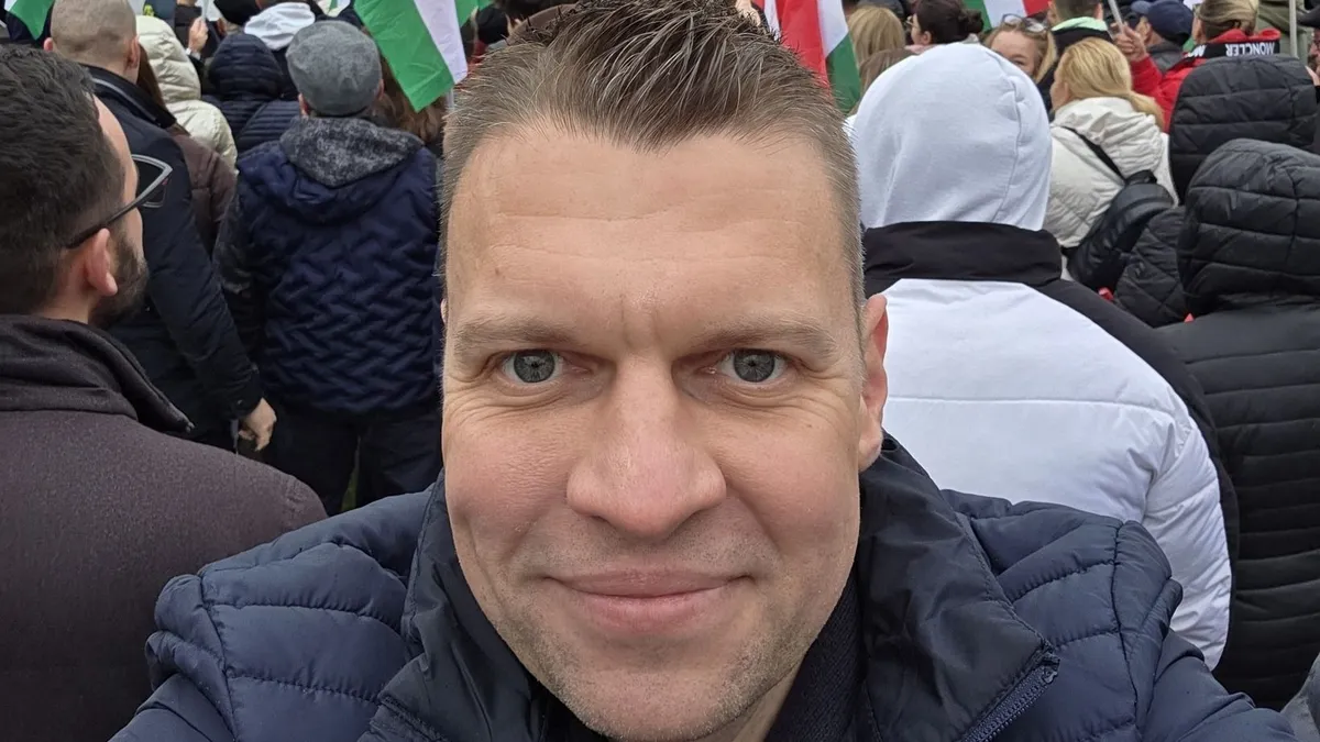 „Elárulok egy titkot!” – Menczer Tamás videóban üzent a károgóknak