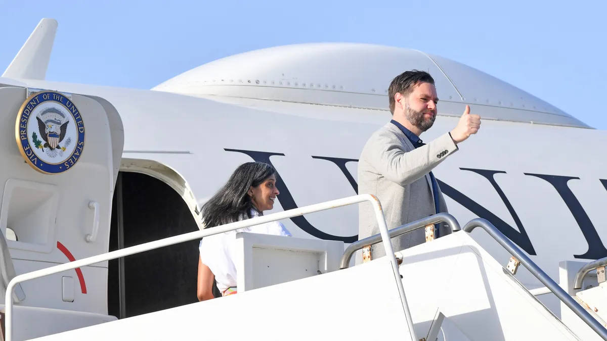 JD Vance amerikai alelnök reptéri fogadása - Élő közvetítés