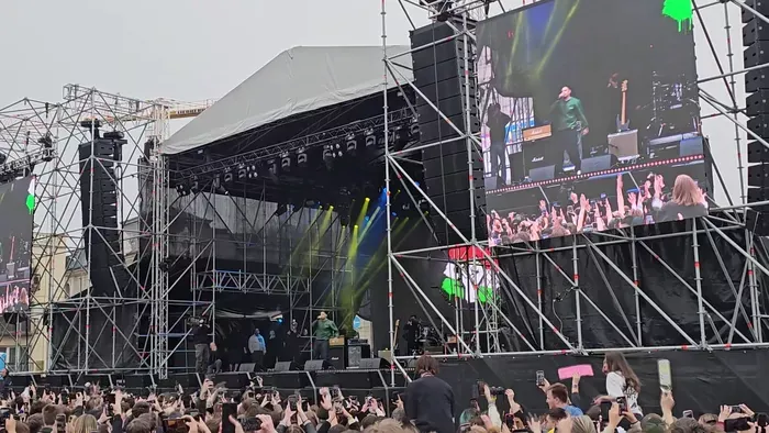 Obszcén jelenet a "Rendszerbontó Nagykoncerten"