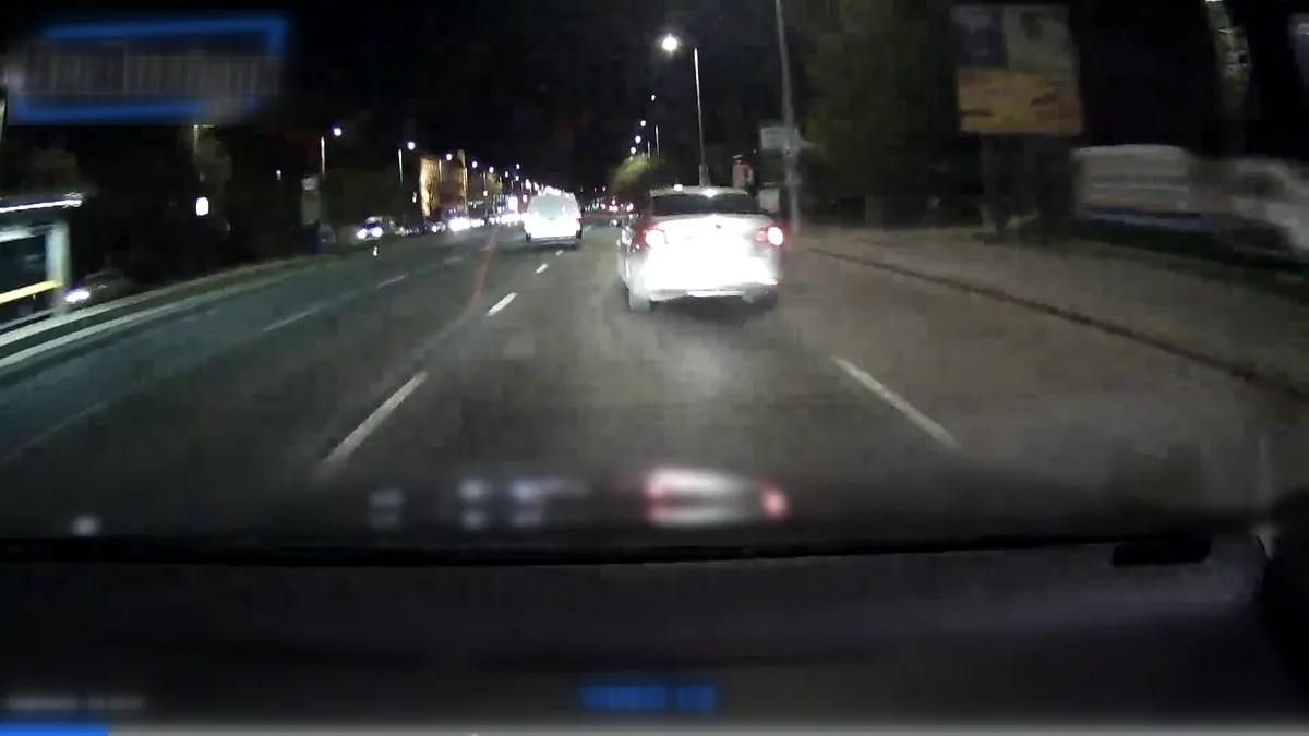 Durva közúti konfliktus Budapesten: dudálás után pisztollyal fenyegetőzött egy férfi