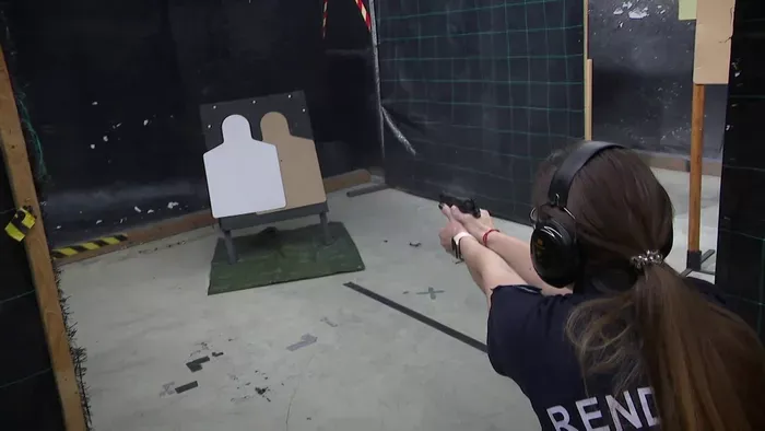 Meglepő titkok a lőtéren: Miért jobb a női kéz a ravaszon, ha élesre fordul a helyzet?