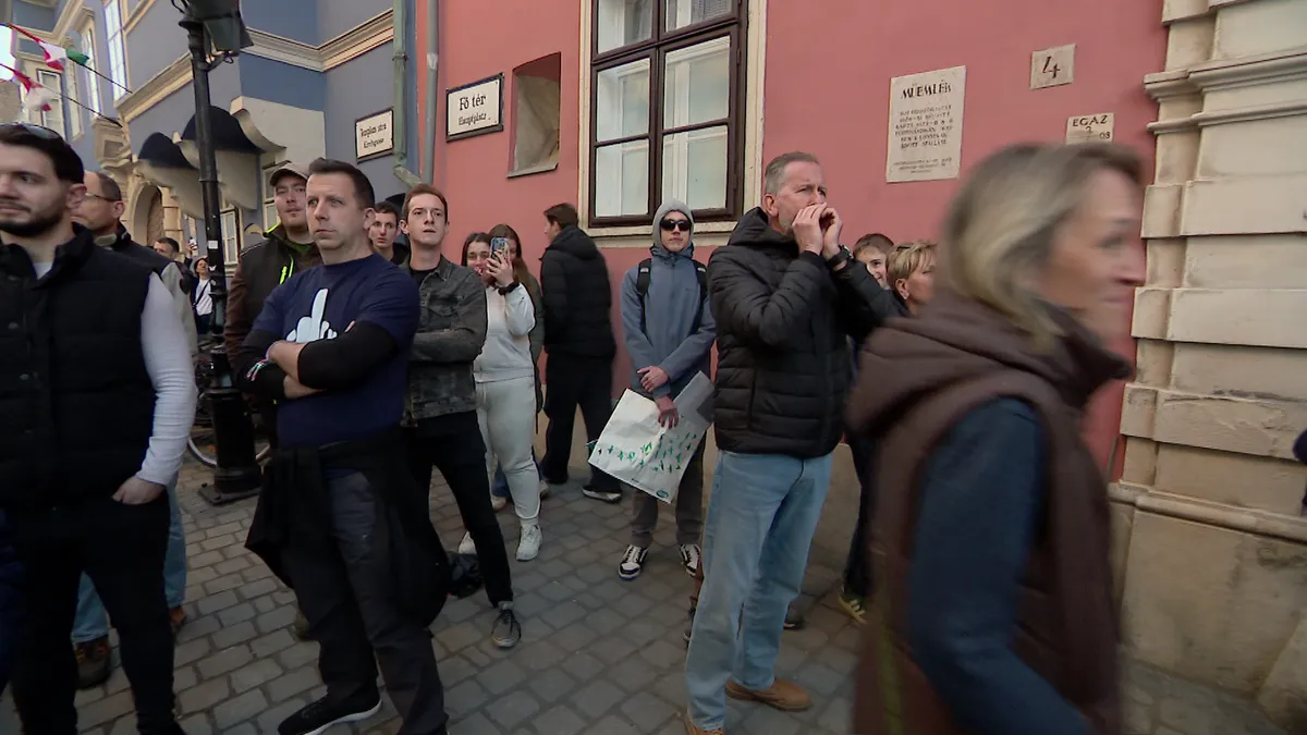 Botrány Sopronban: Tiszás tüntetők hergelték a tömeget