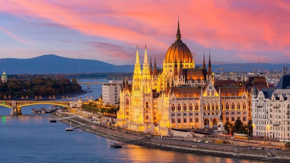 Budapestre figyel a világ, jobbról is és balról is