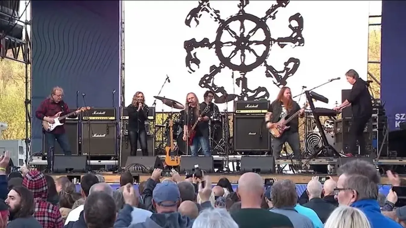 A szerencse hangja:  amikor egy ország együtt énekel