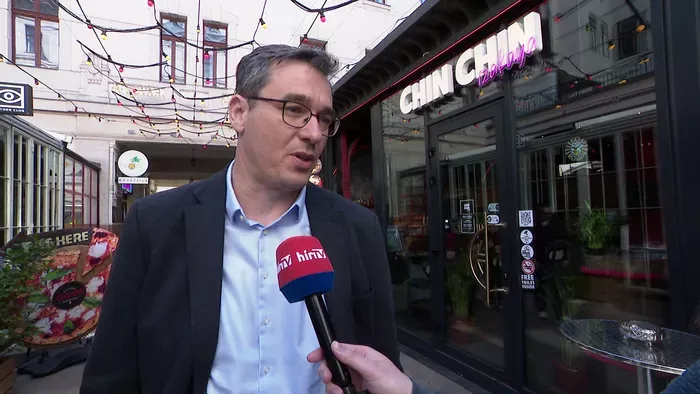 Időhúzás a Városházán: Karácsony Gergely politikai sakkozása mentheti meg Mártha Imrét