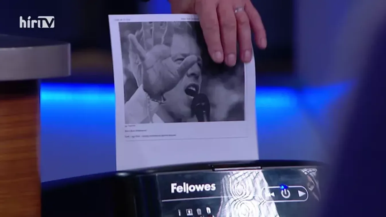 Így legalább nem találják meg – Akcióban az iratmegsemmisítő a Bayer show-ban