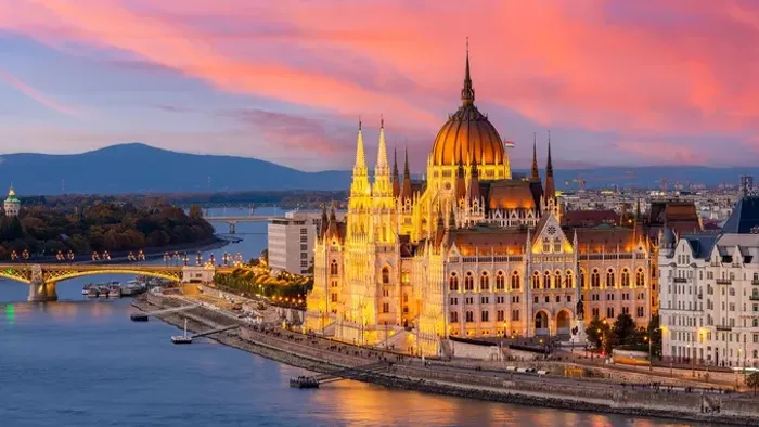 Budapestre figyel a világ, jobbról is és balról is