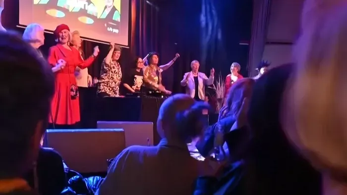 Látott már szépkorúakat lemezlovasként?