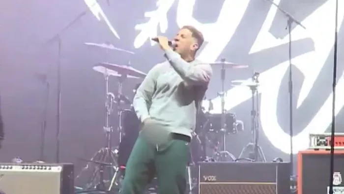 Elszabadultak az indulatok a Hősök nevű zenekar Facebook-oldalán, miután Eckü a nemi szervét mutogatta