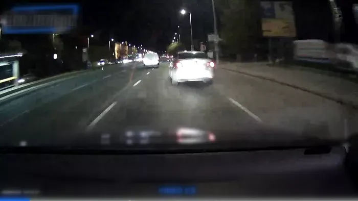 Durva közúti konfliktus Budapesten: dudálás után pisztollyal fenyegetőzött egy férfi