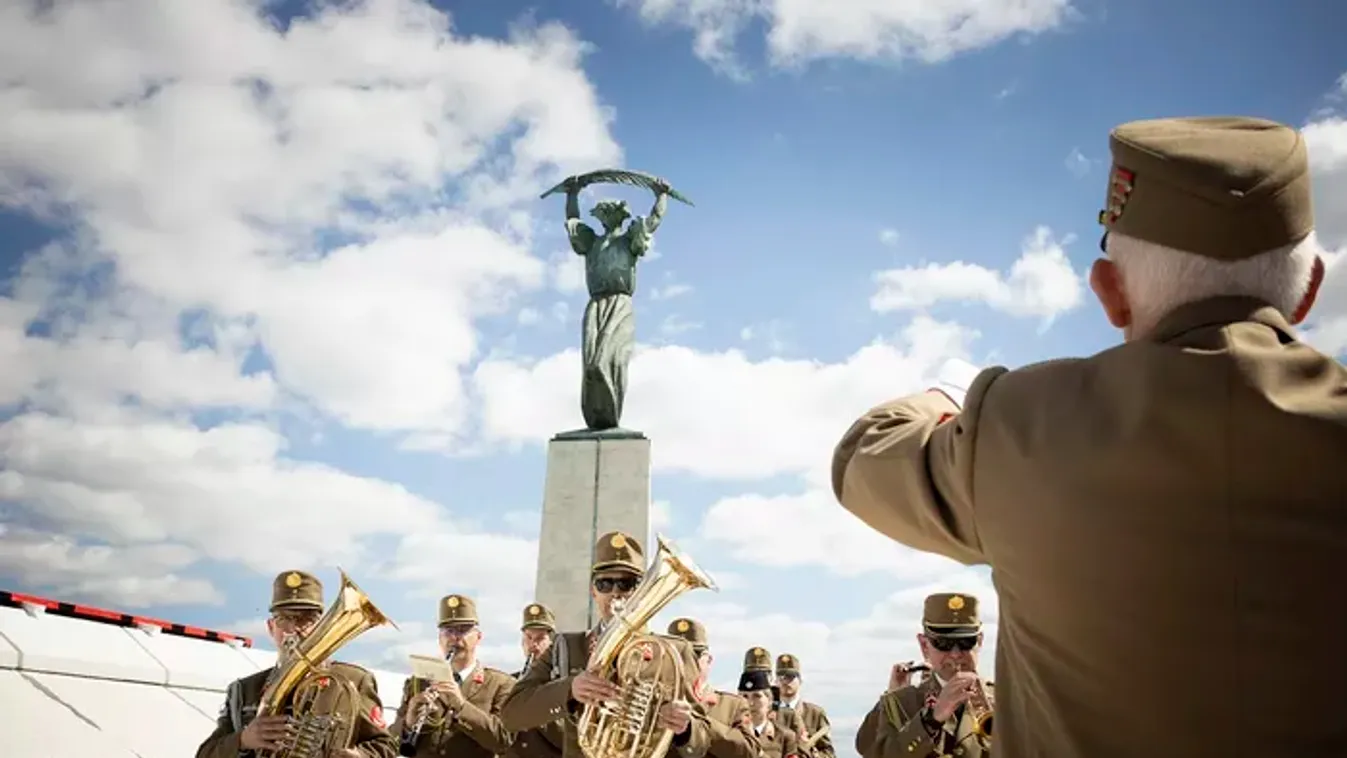 Zászlóbontás a Citadellán: így énekelték a magyar himnuszt a résztvevők