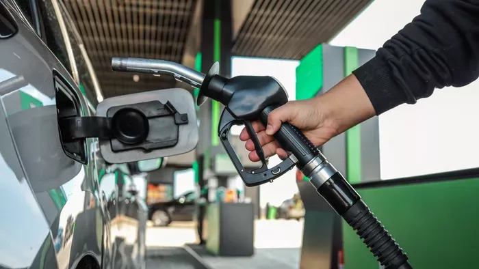 Elfogadhatatlan az Európai Bizottság támadása a védett üzemanyagár ellen