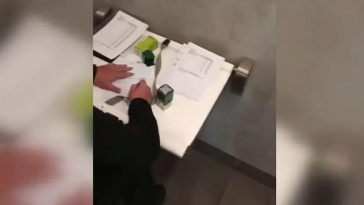 Videóra vették, ahogy egy korábbi ukrán vezérőrnagy dokumentumokat hamisít egy benzinkút mellékhelyiségén