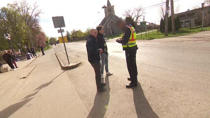 Ez a tiszás tempó – válaszok helyett rendőrt hívtak a HírTV stábjára Szerencsen