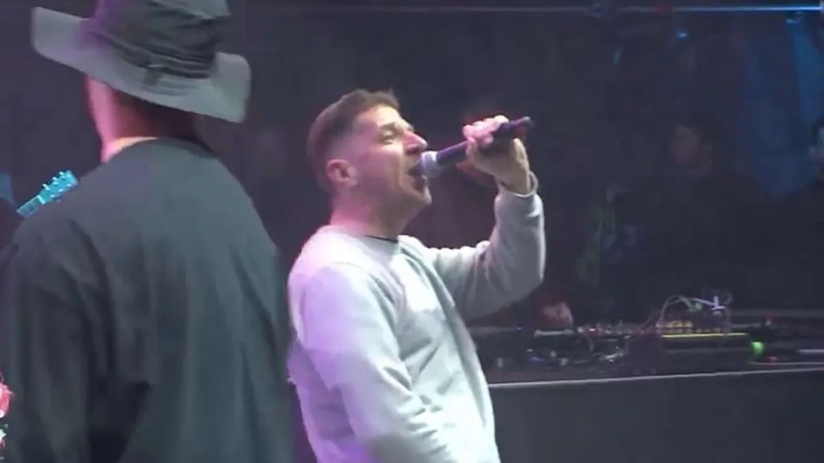 A Hősök formáció rappere a nemi szervével üzent a miniszterelnökséget vezető miniszternek