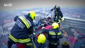 75 méter a szakadék felett: Nézze meg a tűzoltók legveszélyesebb gyakorlatát!