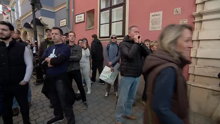 Botrány Sopronban: Tiszás tüntetők hergelték a tömeget