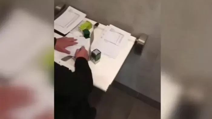 Videóra vették, ahogy egy korábbi ukrán vezérőrnagy dokumentumokat hamisít egy benzinkút mellékhelyiségén