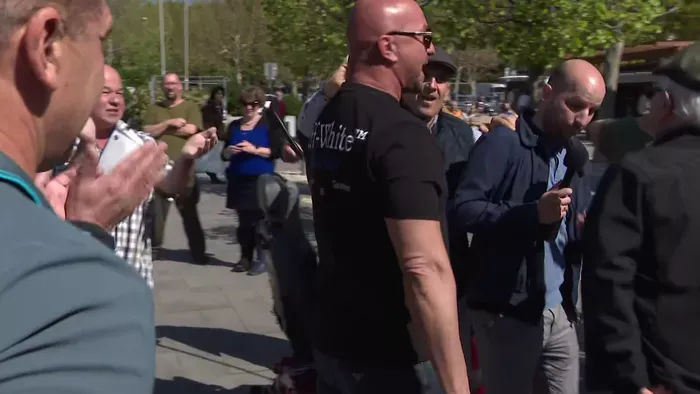 Fizikai inzultus a HírTV stábja ellen: elfajult a helyzet Balatonfüreden