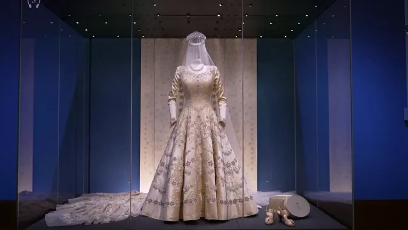 Ikonikus ruhák, királyi emlékek: különleges kiállítással tisztelegnek II. Erzsébet előtt