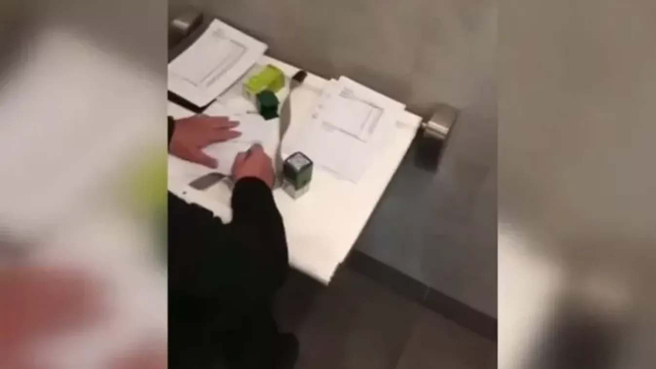 Videóra vették, ahogy egy korábbi ukrán vezérőrnagy dokumentumokat hamisít egy benzinkút mellékhelyiségén