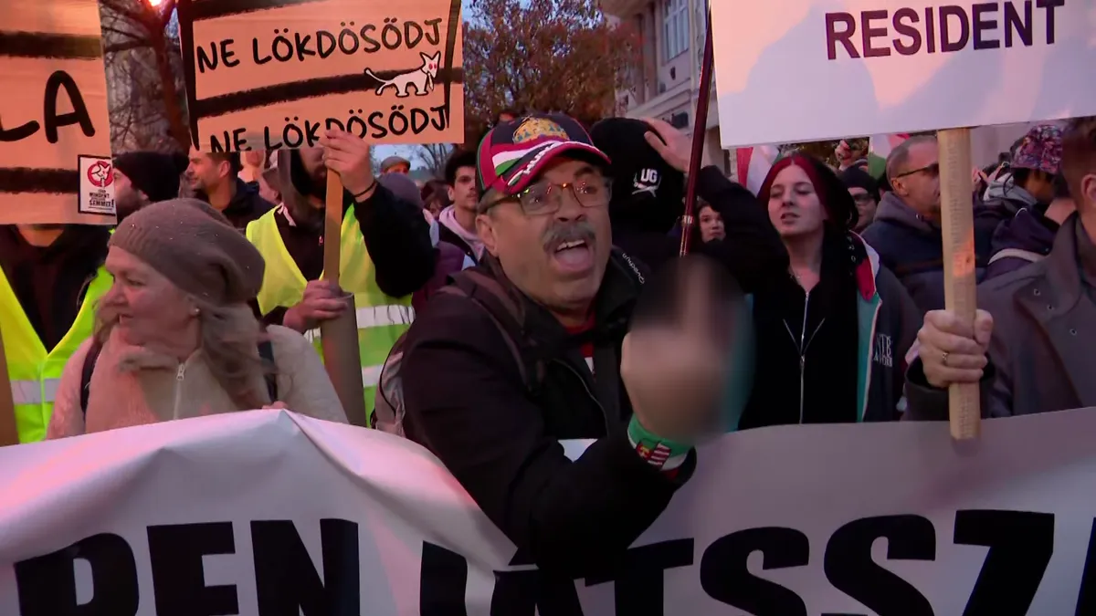 Veréssel fenyegették a riportereket: Trágár tombolással hergeltek a tiszások