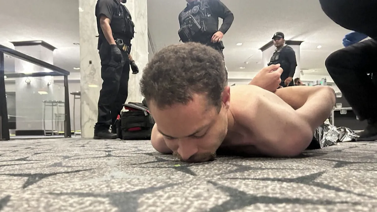 Lövések dördültek el a Fehér Házi Tudósítók Vacsoráján, Donald Trumpot kimenekítették