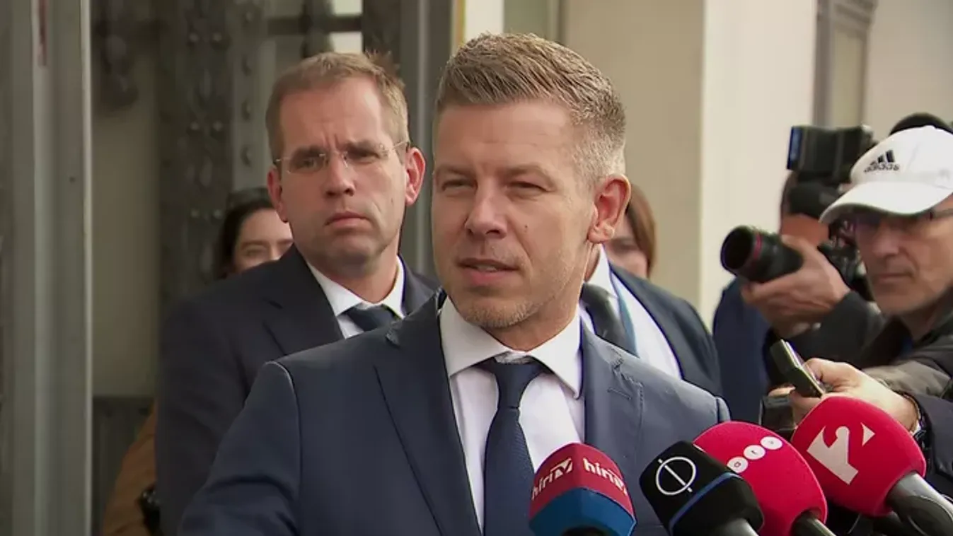 Kínos poénkodás az átadáson: Magyar Péter a leköszönő minisztereken élcelődött