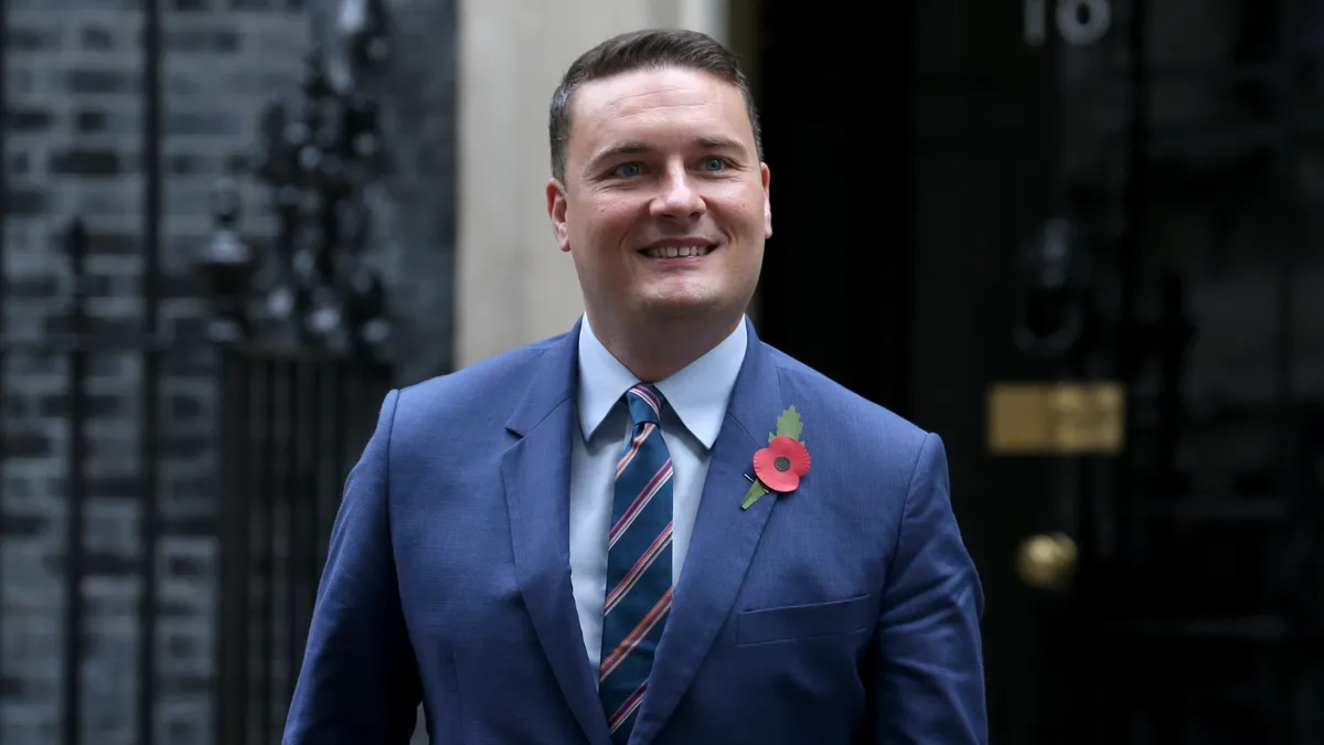 A lemondott brit egészségügyi miniszter Starmer kihívója lehet?