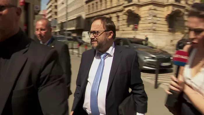 Látványos jelenet a minisztériumnál: menekült a kérdések elől Kármán András