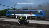 Egy kigyulladt mozdony miatt omlott össze a nyugati vasúti közlekedés