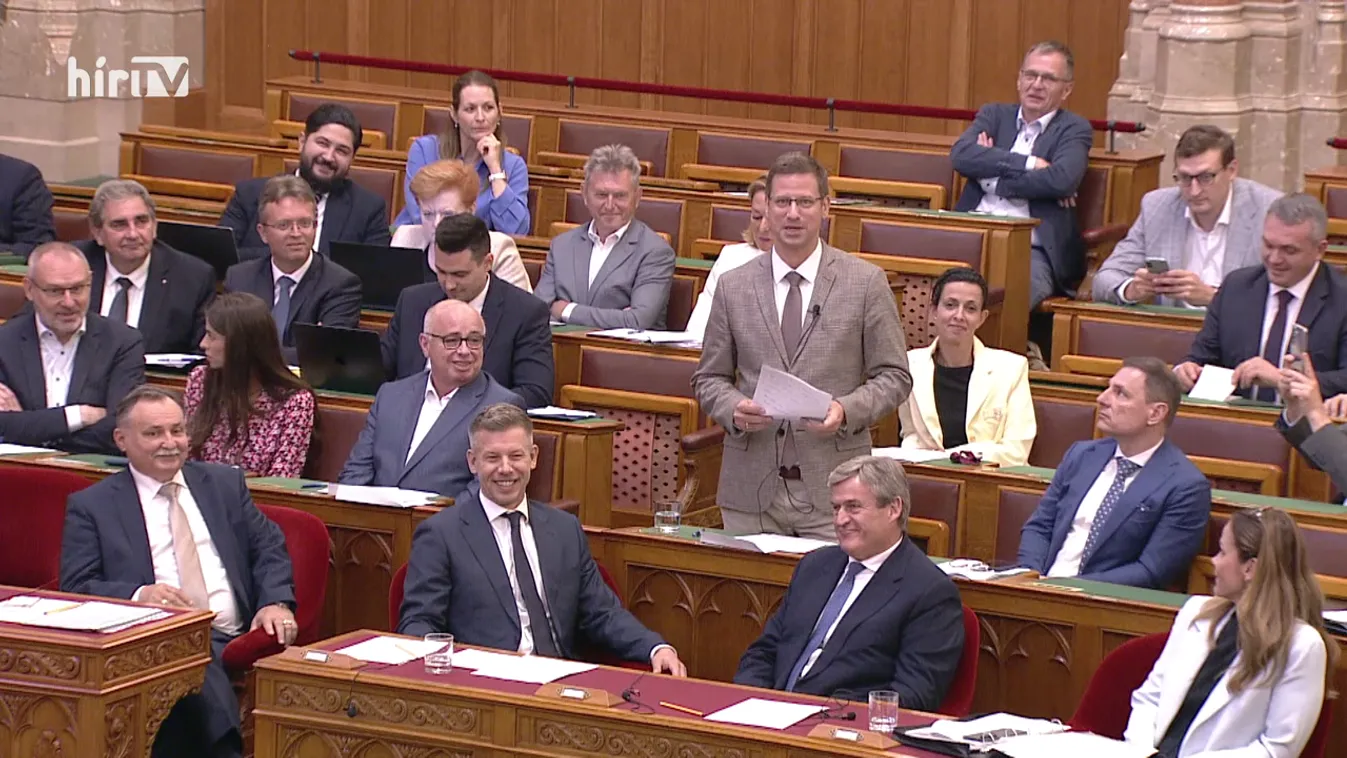 Magyar Péter Gulyás Gergely elé ülve rendezett politikai színházat