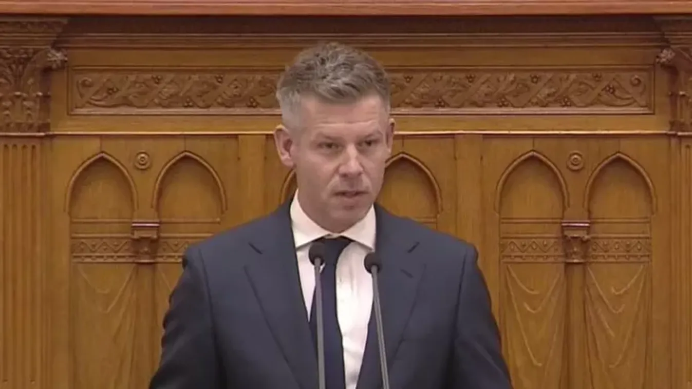 Folyamatosan kiszólogatott Magyar Péter, miközben a parlamentben első kormányfői beszédét tartotta