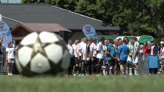 Újraéledtek a nagy rangadók: legendák fociztak a Balatonnál