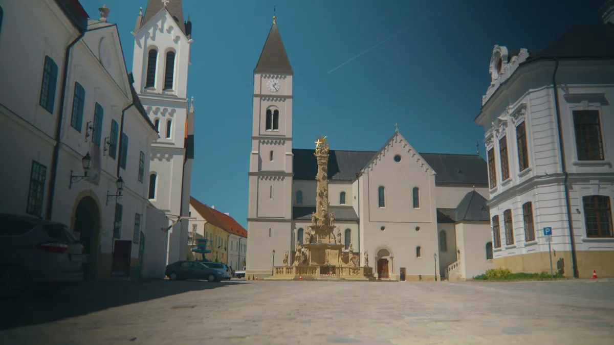 Újjászületett történelmi terek a veszprémi várnegyedben