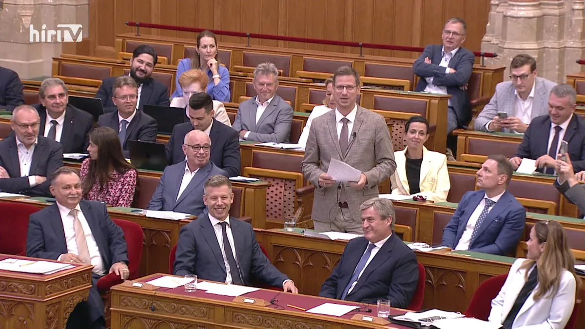 Magyar Péter Gulyás Gergely elé ülve rendezett politikai színházat