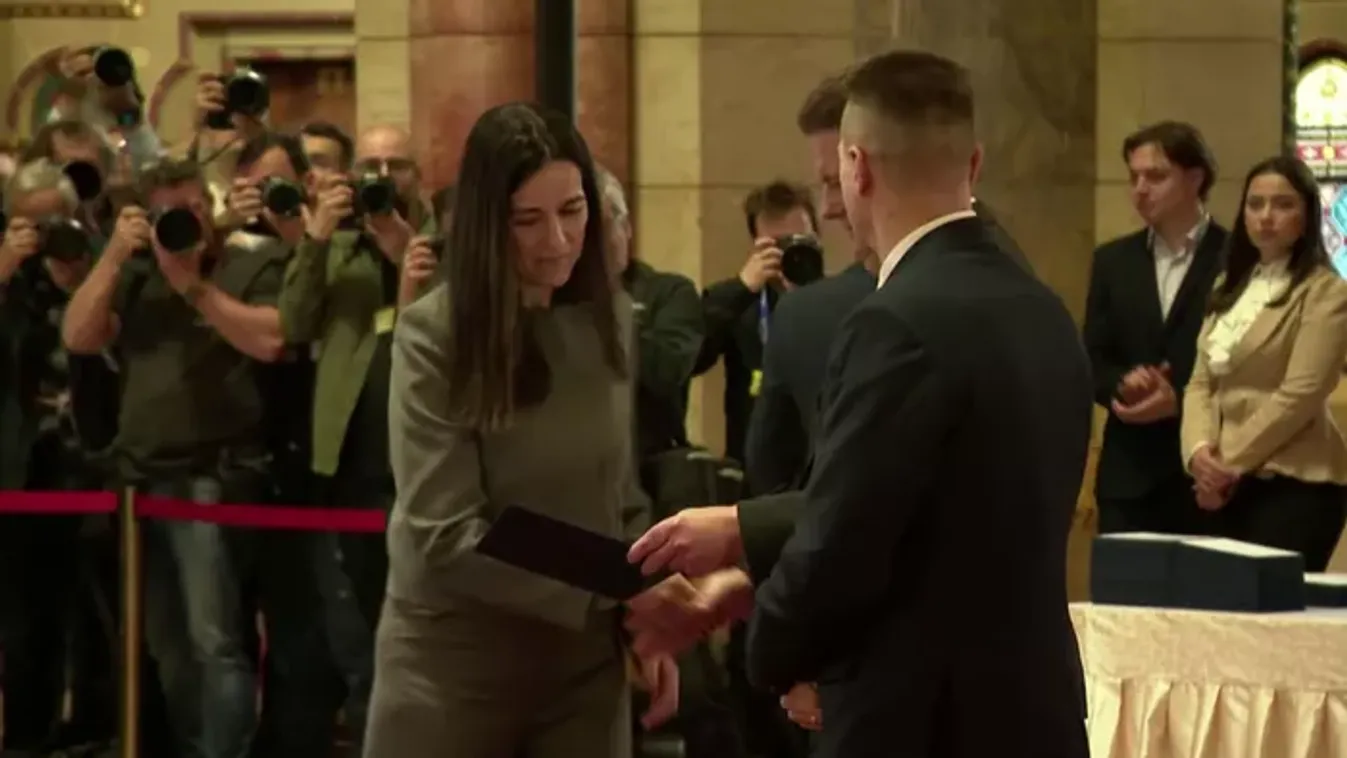 Ünnepélyesen átvették a képviselői megbízólevelet az Országházban
