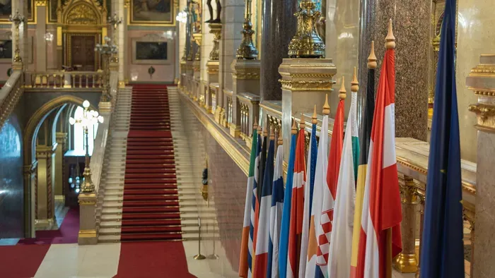 A parlamenti folyosók konganak az ürességtől – Mikor kezdődik az ország újjáépítése?